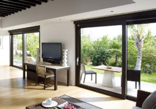 擇裝修材料時會選擇鋁合金材質(zhì)的門窗