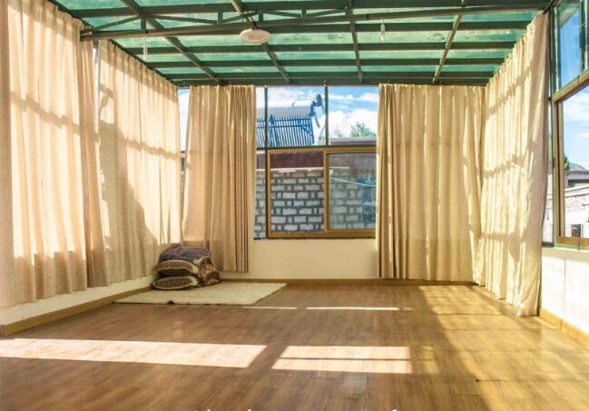 采用斷橋鋁作為門窗和方鋼作為支架制作的陽光房